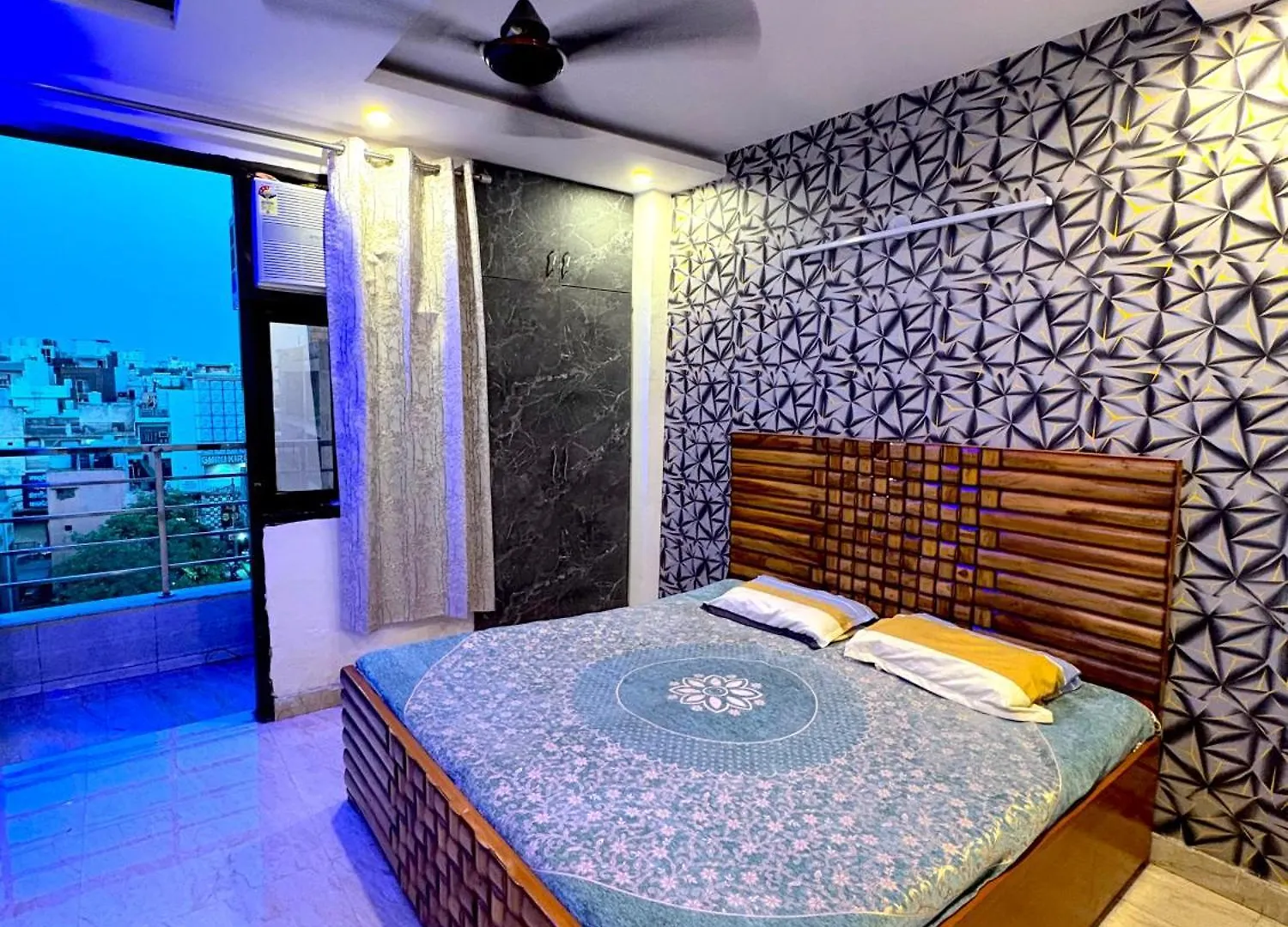 Private Room In New Delhi Couple Friendly